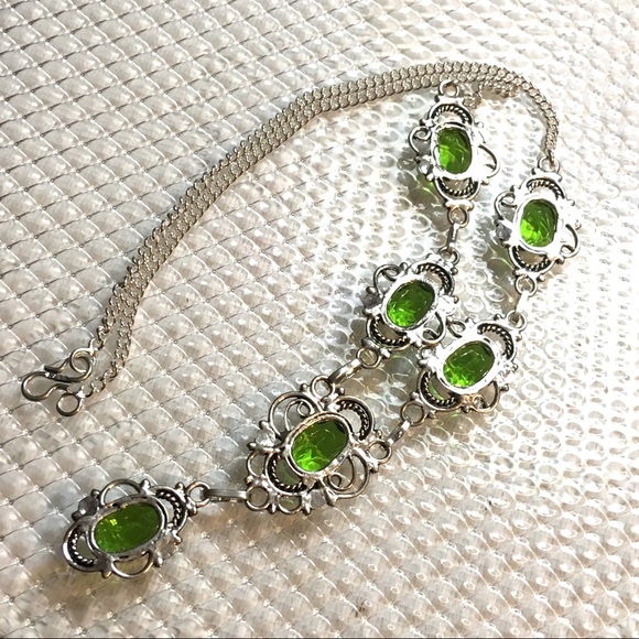 Peridot green crystal Victorian style necklace - Picture 4 of 7